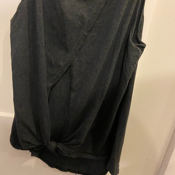 Under armor workout top! - Picture 3 of 5